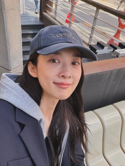 '42세' 이청아, 모자에 재킷만 걸쳤는데도 미모는 못 숨겨…감탄 부르는 자태