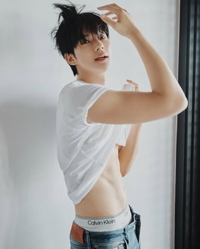 '키 190cm' 문상민, 흰 티에 청바지만 입었는데…감탄 부른 탄탄한 비주얼