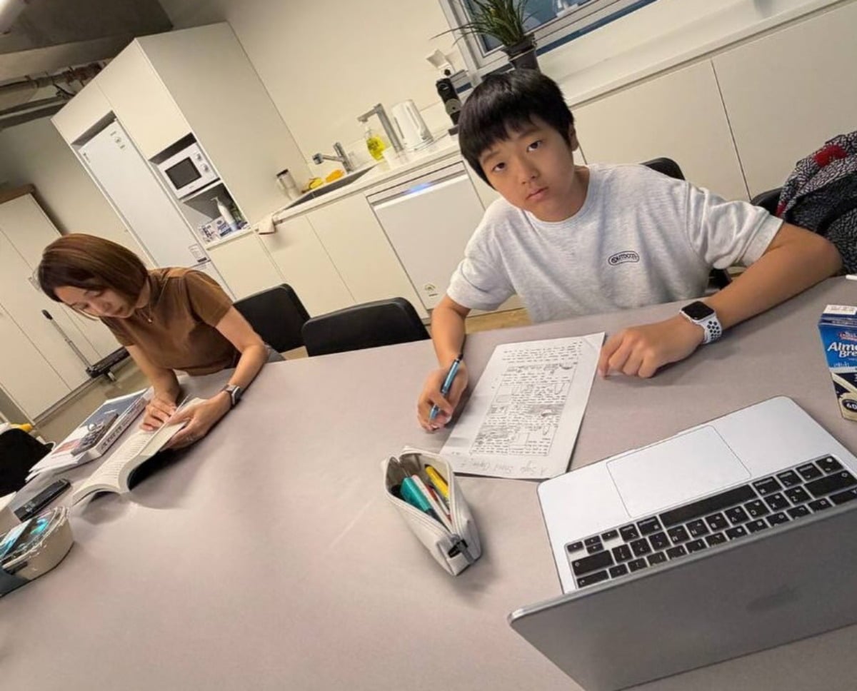 고지용의 전처 허양임이 아들의 숙제를 지도하고 있다. / 사진=허양임 SNS