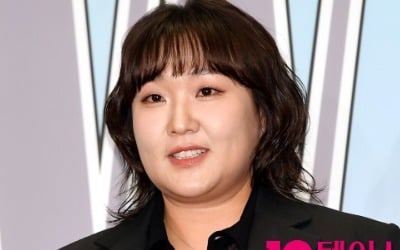 이수지, '정치색 논란' <br>한 달 만 유튜브 복귀 '시끌'