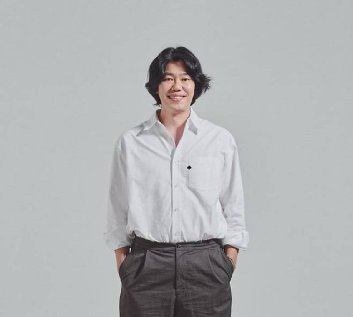 싱어송라이터 이상순이 미소를 짓고 있다. / 사진=이상순 SNS