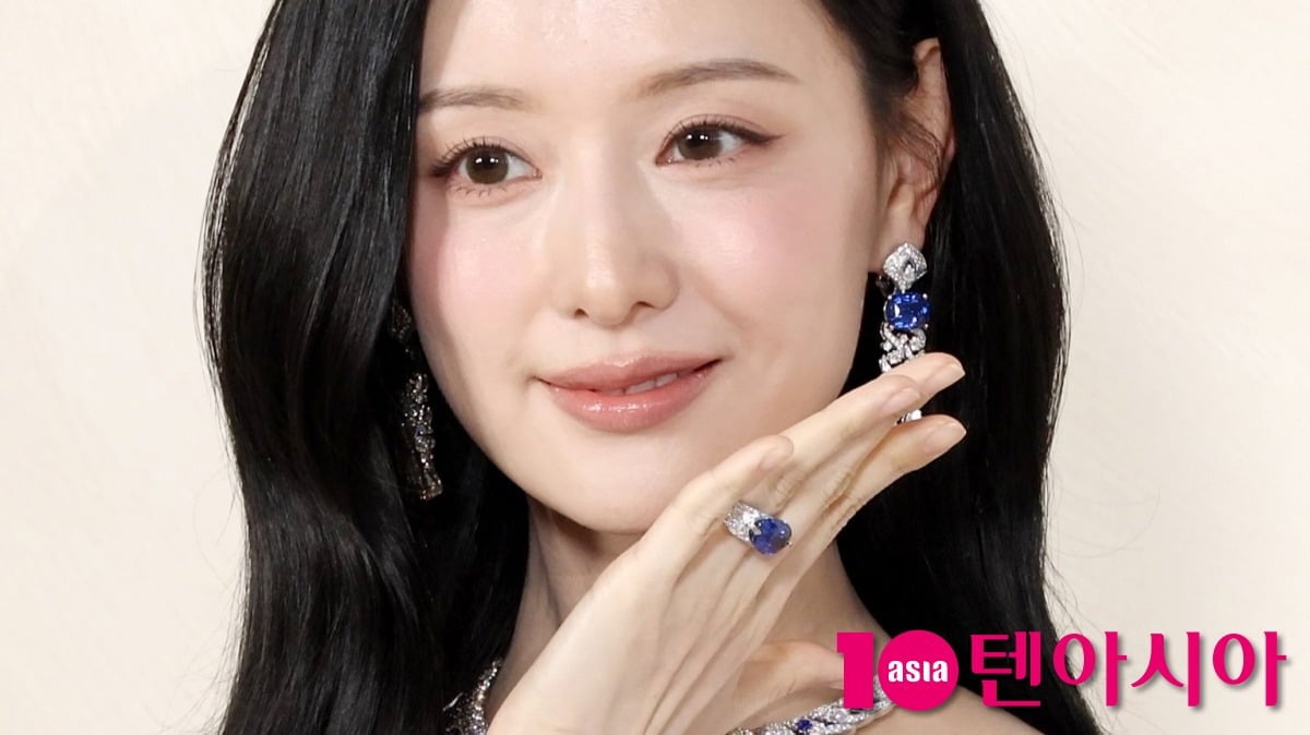 김지원이 포즈를 취하고 있다. / 사진=텐아시아DB
