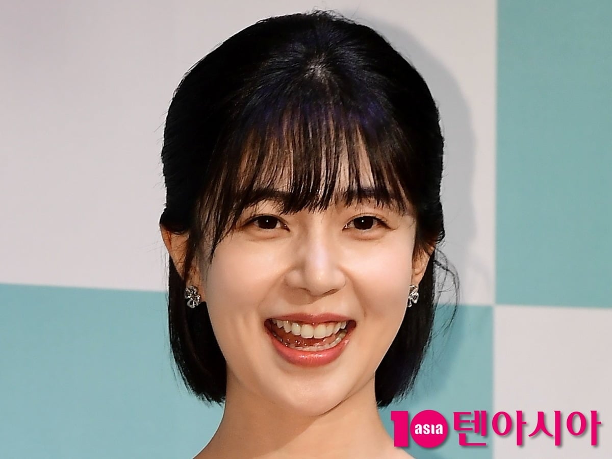 배우 백진희가 내년 1월 결혼한다는 소식이 전해지면서 절친 정혜성이 과거 그의 연애사를 두고 한 발언이 다시 관심을 받고 있다./사진=텐아시아DB
