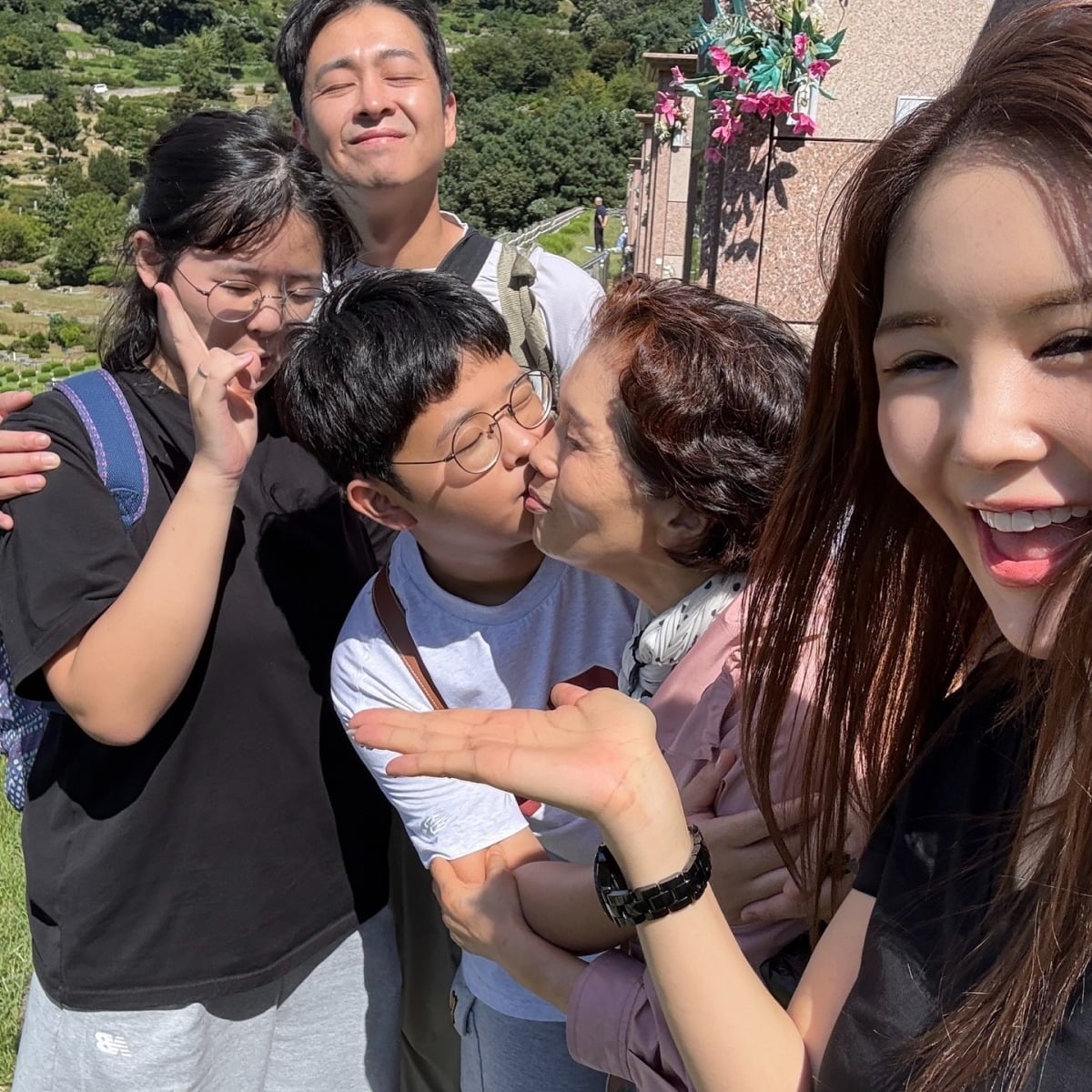 장영란이 돌아가신 아버지가 계신 납골당을 찾았다. / 사진=장영란 SNS 
