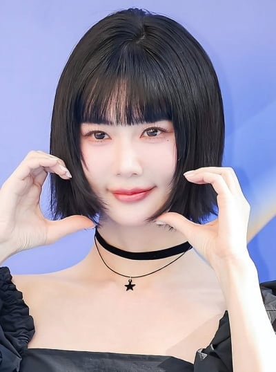 '41세 돌싱' 클라라, 심경 변화라도 생겼나…긴머리 싹뚝 자르고 확 변신