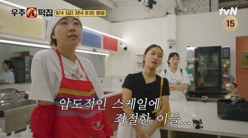  나영석 PD의 '우주떡집'이 초반 호평과 달리 최근 자체 최저 시청률을 기록했다./ 사진=tvN '우주떡집'