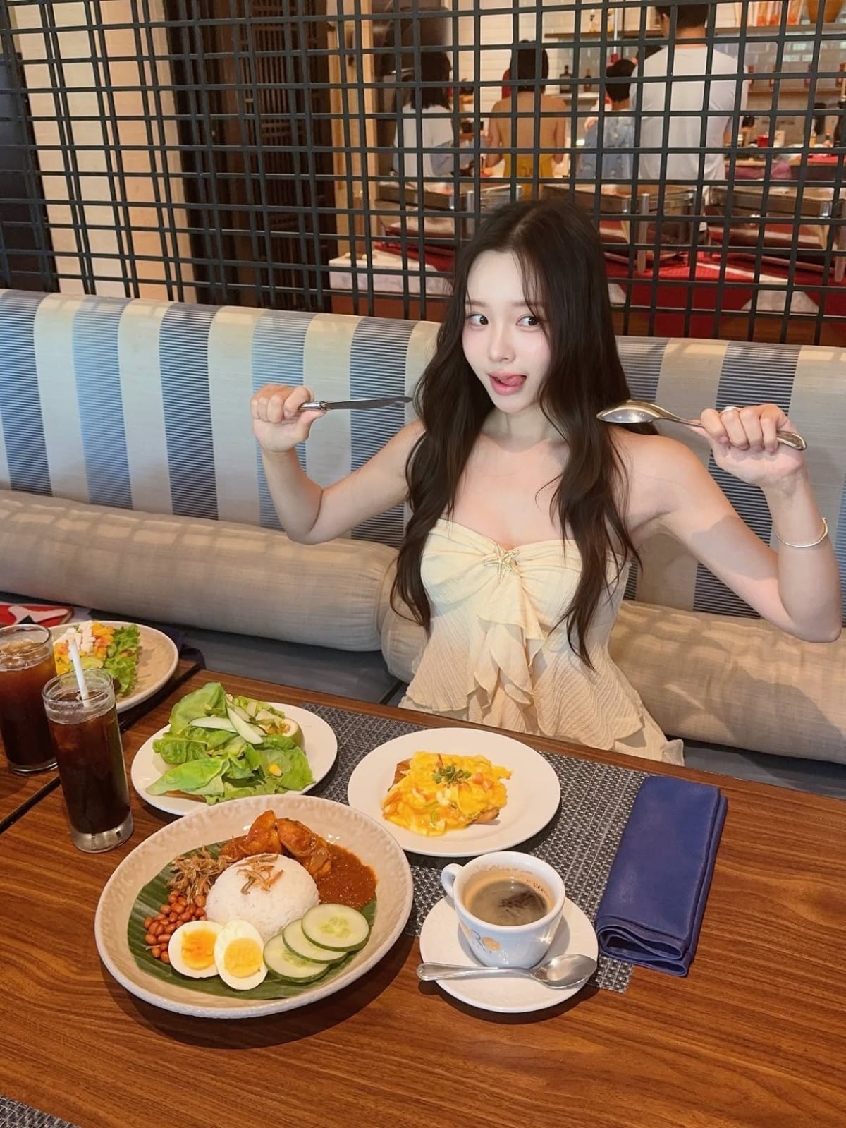 이솔이가 저렴한 휴양지룩을 선보였다. / 사진=이솔이 SNS