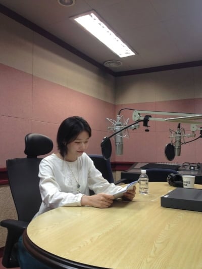 '♥장기하' 윤가이, 18세 연상남이 반할 만…화이트 블라우스 입고 뽐낸 미소
