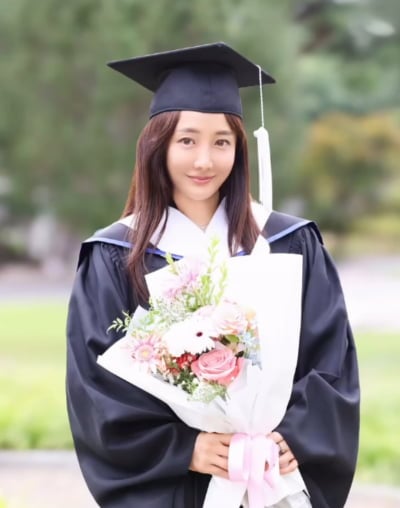 사강, '2년 전 사별' 아픔 딛고 해냈다…대학원 졸업 "두려움 안고 내디뎌"
