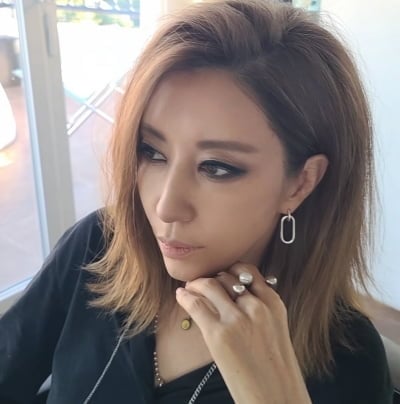 '57세' 김완선, 카리스마 폭발했다…짙은 아이라인에 블랙 룩으로 뽐낸 미모