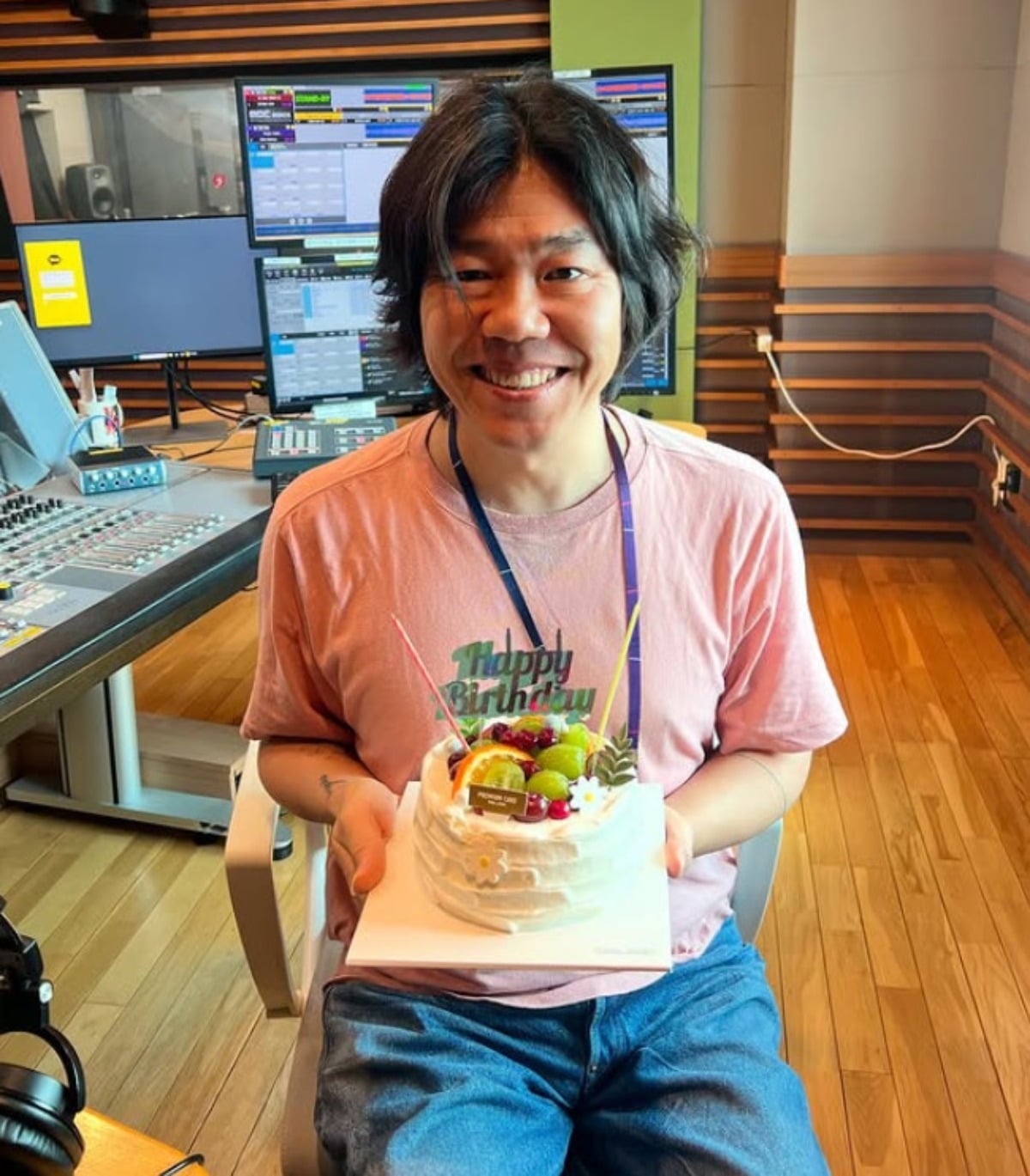 싱어송라이터 이상순이 생일 축하를 받고 있다. / 사진=MBC 라디오 '완벽한 하루 이상순입니다' SNS
