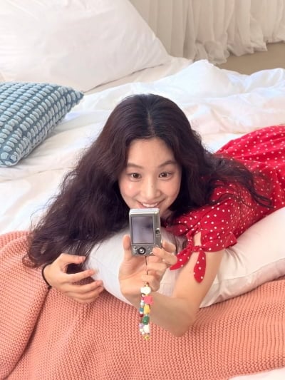 '47kg 몸매 여전하네'…'45세' 정려원, 레드 도트 원피스 입고 침대서 찰칵