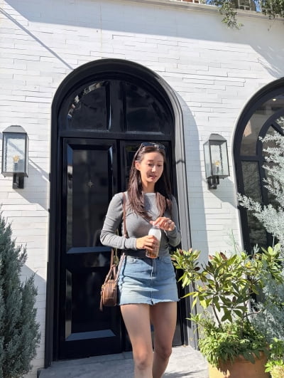 '47kg' 한그루, 싱글맘 안 믿기는 데님 미니스커트 뽐낸 근황