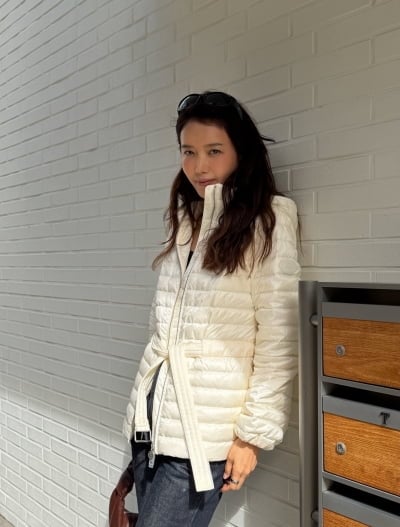 '49세 돌싱' 채정안, 화이트 패딩 뽐낸 슬림 자태…겨울이 벌써 왔네