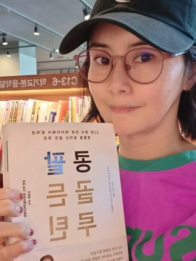 최정윤, '5살 연하' 재혼 후 화사해진 근황…민낯으로 교보문고 나들이