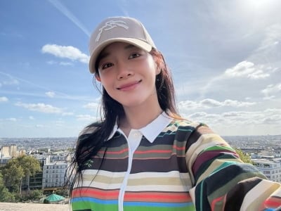 '29세' 김세정, 파리 도심 사로잡은 여신 아우라…프랑스 여자들 기죽겠어