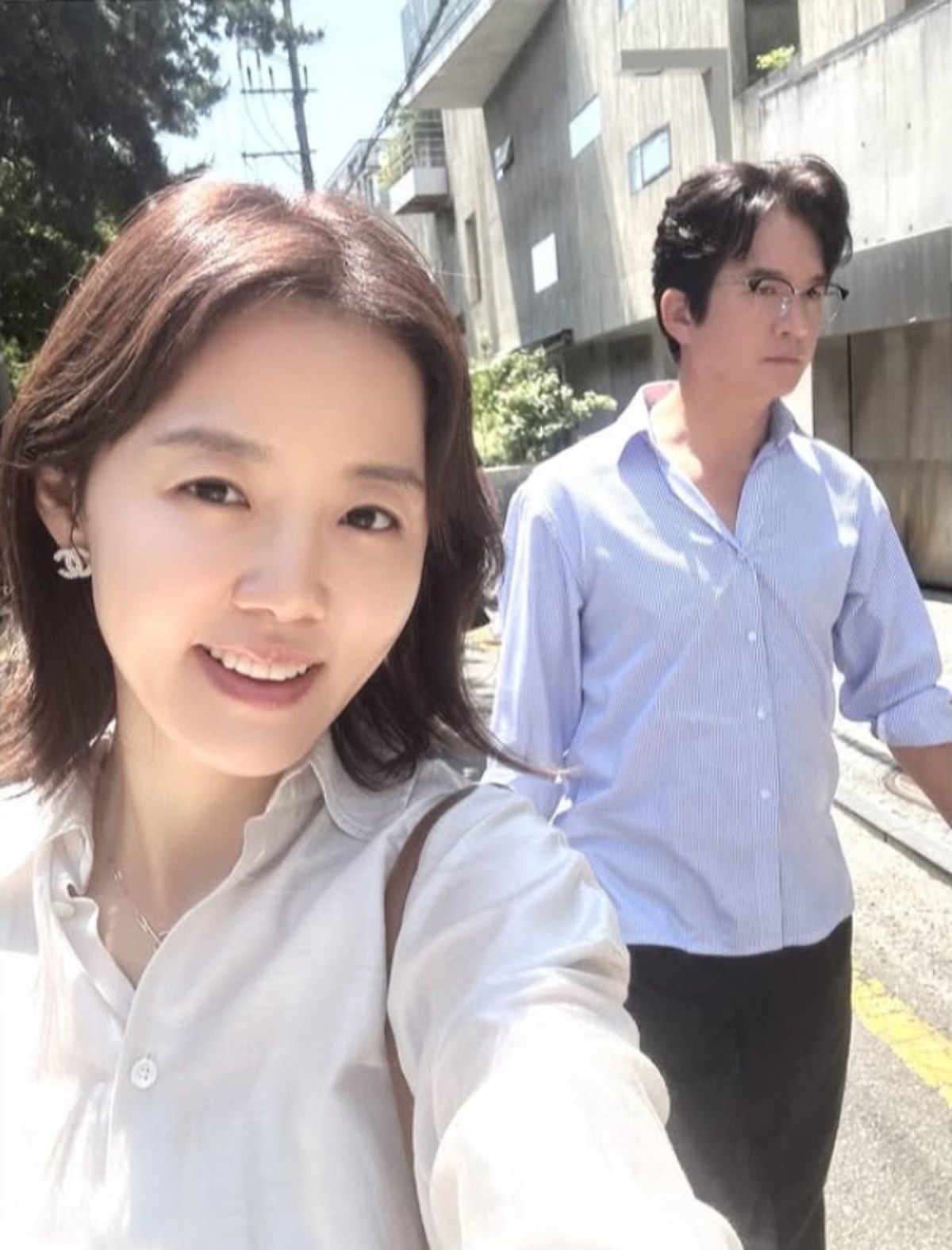 배우 정준호와 아나운서 출신 이하정 부부가 예배를 마친 후 밖을 걷고 있다. / 사진=이하정 SNS