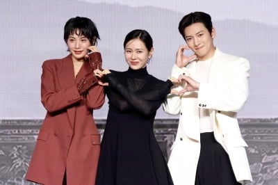 [종합] 배용준→전도연은 없었다…손예진♥지창욱, 23년 만에 확 바뀐 발칙한 사극 '스캔들'