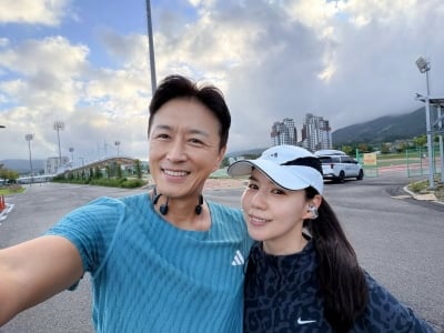 '이숙캠 하차 통보' 진태현♥박시은, 고난 딛고 애정 드러냈다…전지훈련 마친 다정한 투샷