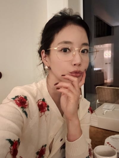 '평창동 입성' 기은세, 저택서 즐긴 야외 홈다이닝 공개…귀부인이 따로 없네