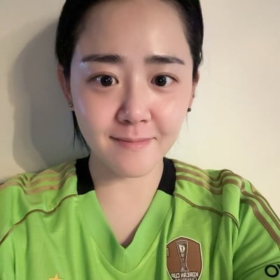 '39세' 문근영, 결혼해도 아역 때 미모 그대로…축구 유니폼 입고 윙크 셀카