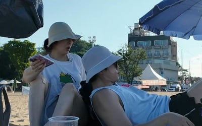 '김강우♥' 한무영, 남편 무릎베개에 철벽 수비…"덥고 끈적거려"