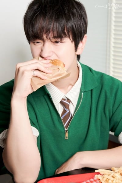 김도완, 햄버거를 한입에 와앙…소년미 가득