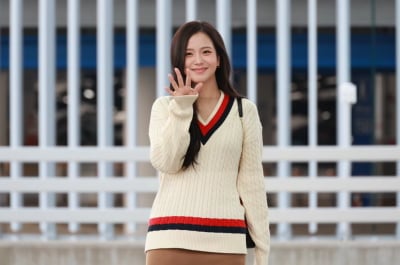 블핑 지수, 옷은 각각 20만원대인데…670만원 D사 명품백으로 포인트