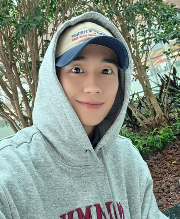 배우 정해인이 카메라를 바라보며 환한 미소를 보이고 있다. / 사진=정해인 SNS