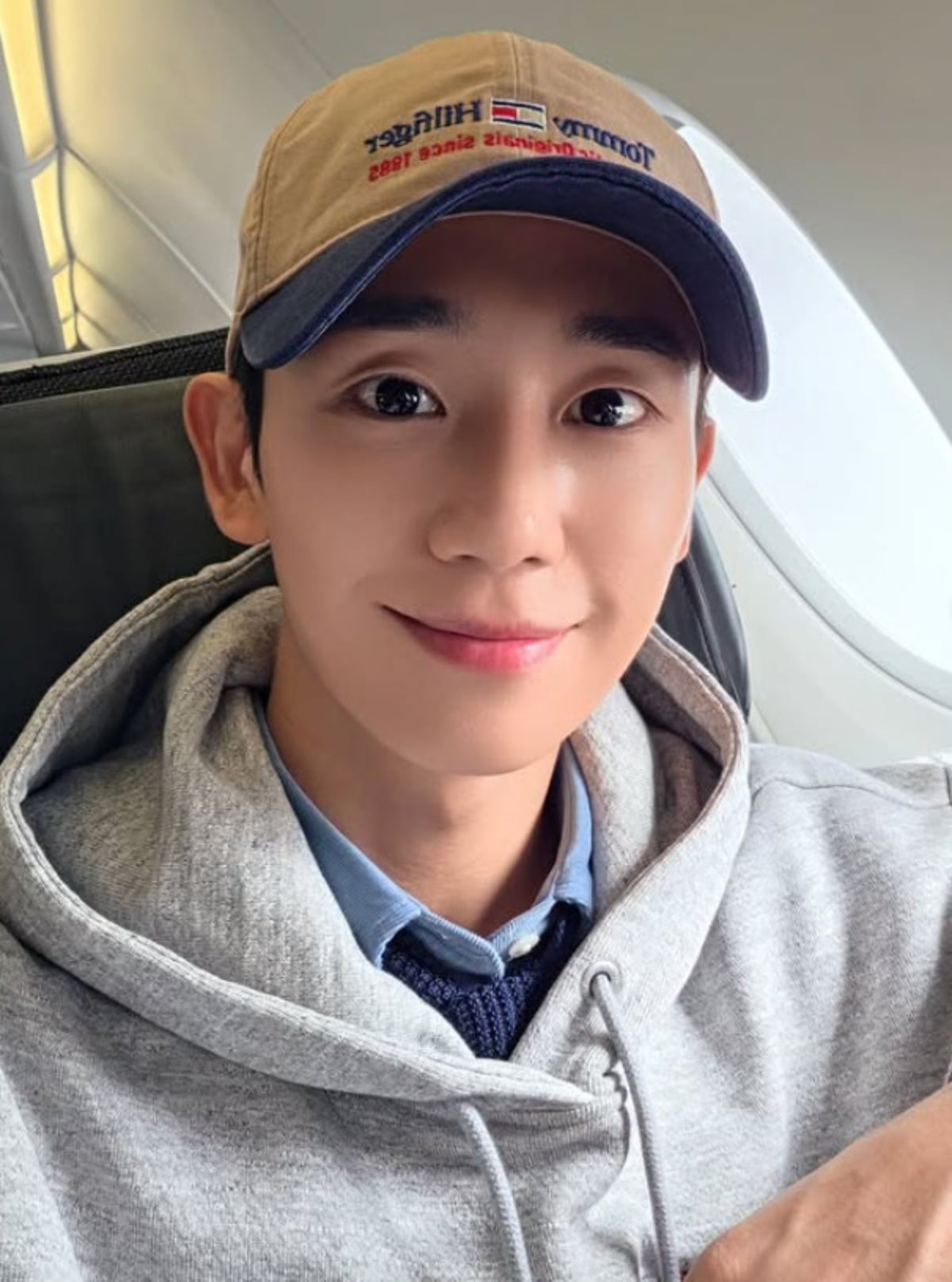 배우 정해인이 카메라를 바라보며 환한 미소를 보이고 있다. / 사진=정해인 SNS
