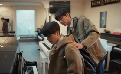 '얼굴 천재' 송강, 서강준 오기 전 화제성 싹 쓸어갔다…전역 첫 복귀작 '포핸즈' 2주 연속 1위