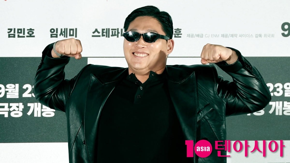 스윙스가 지난달 18일 열린 영화 '타짜4: 벨제붑의 노래' 제작보고회에서 포즈를 취하고 있다. / 사진=텐아시아DB