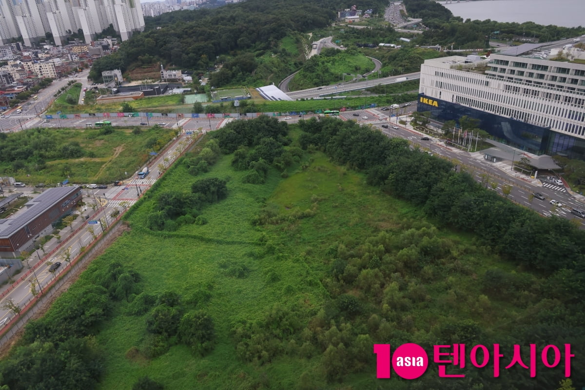 JYP 엔터테인먼트 신사옥 부지 전경. 왼쪽은 당초 공원부지였던 곳이다. 송이채 텐아시아 기자.