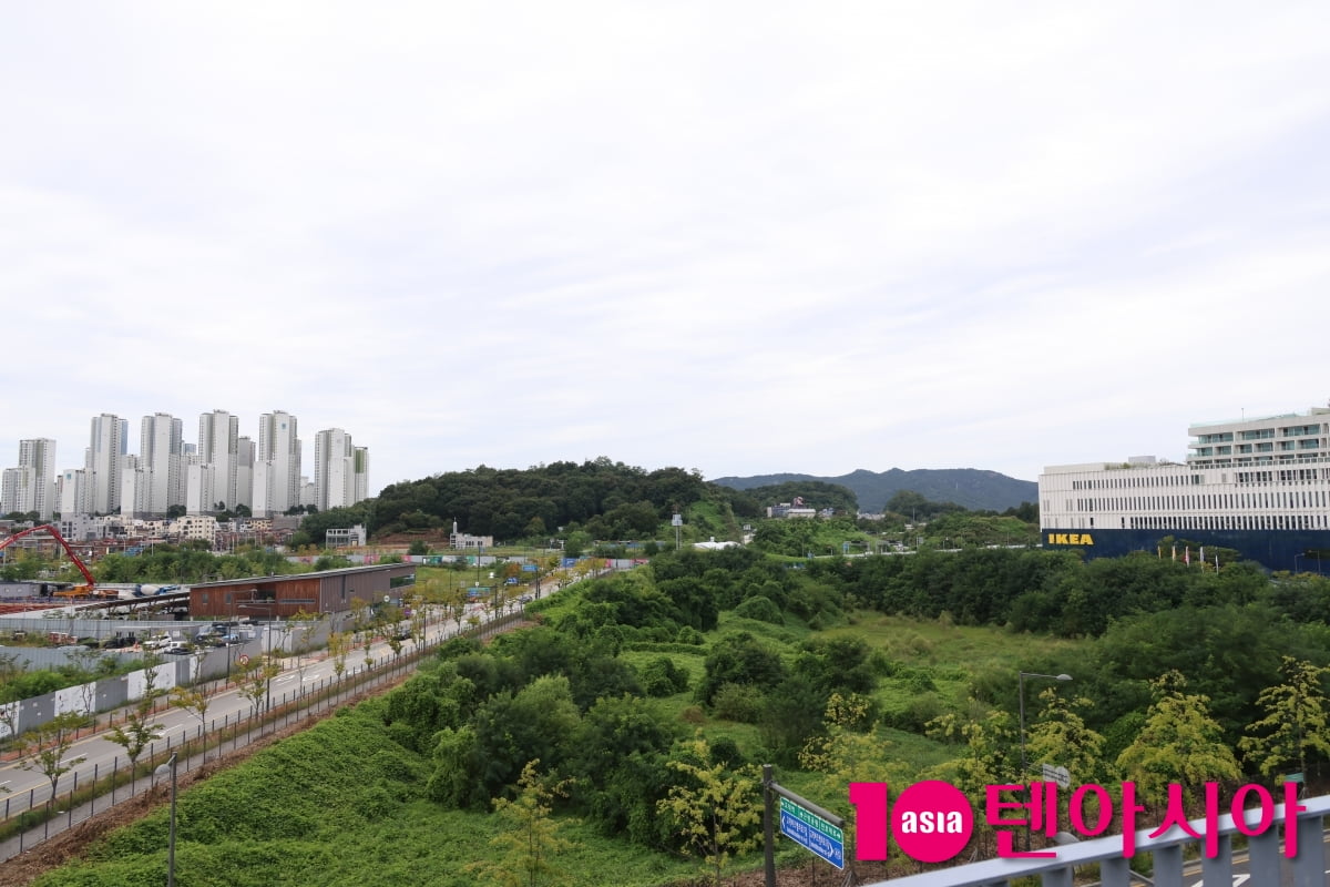 JYP엔터테인먼트 신사옥 부지 모습. 당초 공원이었던 왼쪽에 고층건물이 들어서게 되면, JYP 신사옥을 내려다볼 수 있게 된다. 