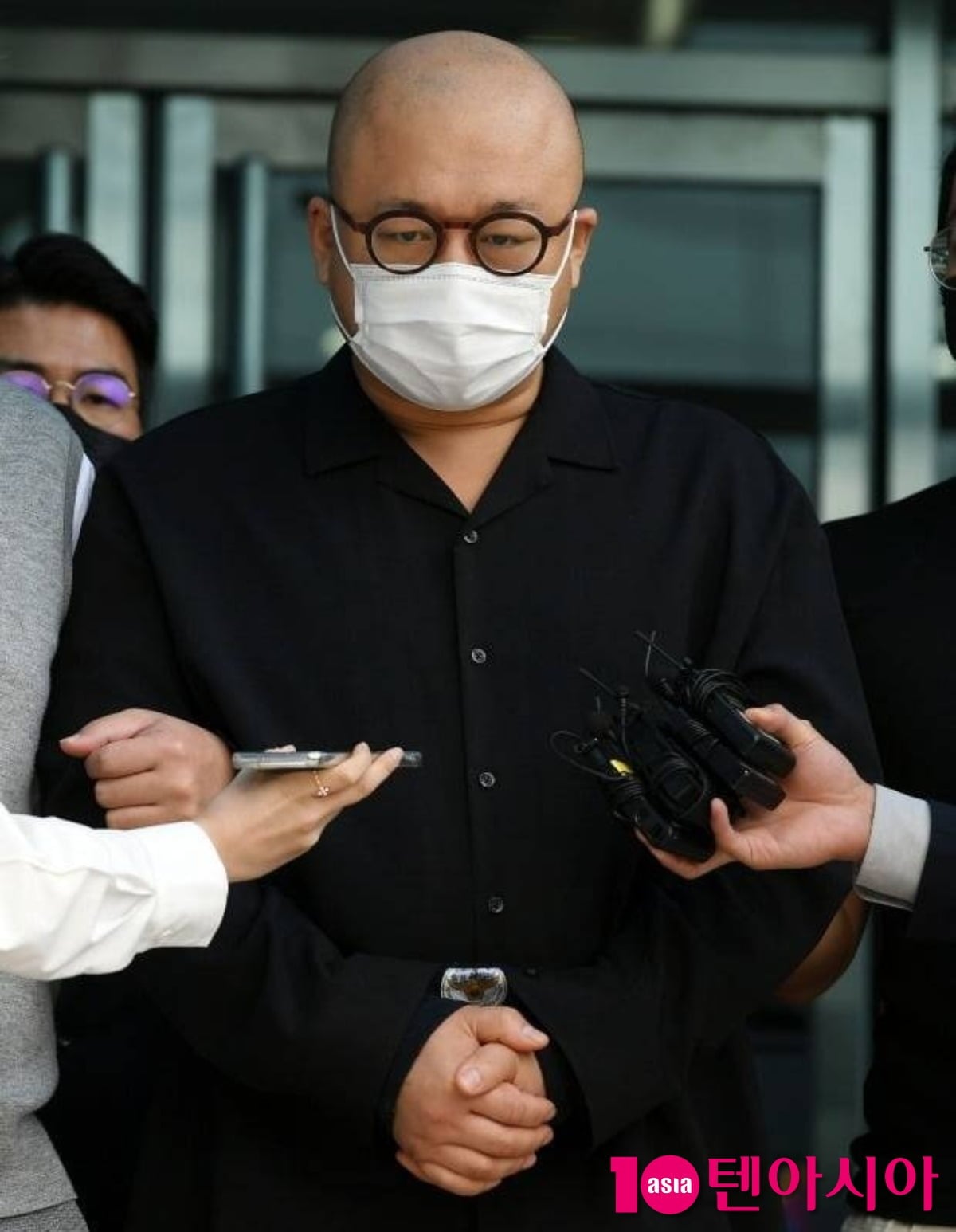 돈스파이크가 마약 혐의로 조사를 받는 과정에서 취재진 앞에 섰다. / 사진=텐아시아 DB