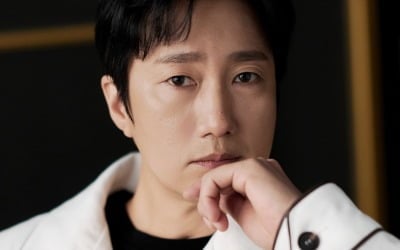 박해일, 유해진 장수 비결 궁금해서 몰래 봤다…"시나리오에 빼곡한 메모" ('암살자들')[인터뷰③]
