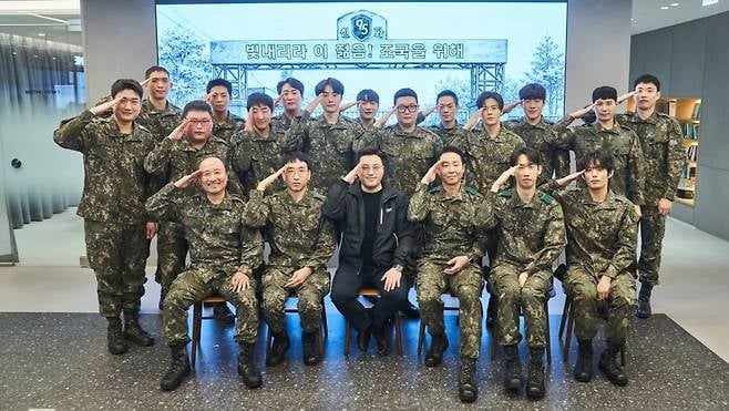 '신병4'에 출연하는 배우들이 경례 포즈로 단체 사진을 남기고 있다. / 사진제공= KT스튜디오지니