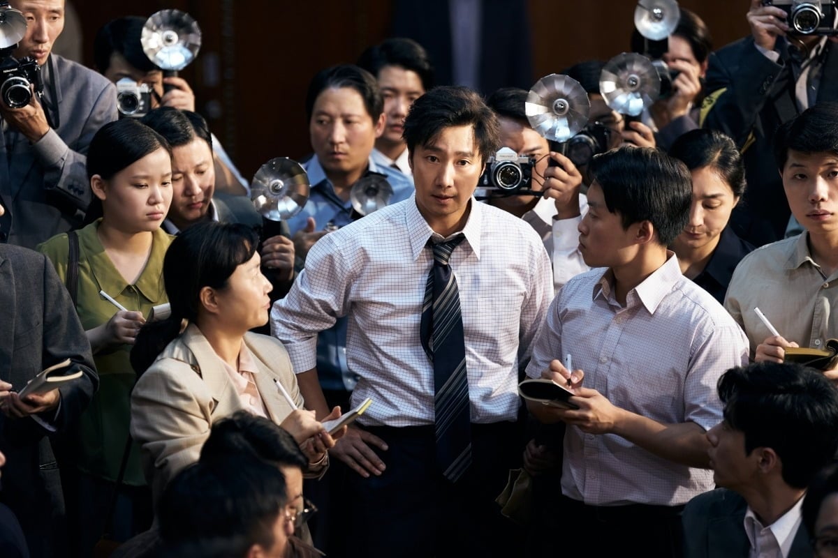 '암살자(들)'의 한 장면. 박해일이 취재진 사이에 있다. / 사진제공=하이브미디어코프