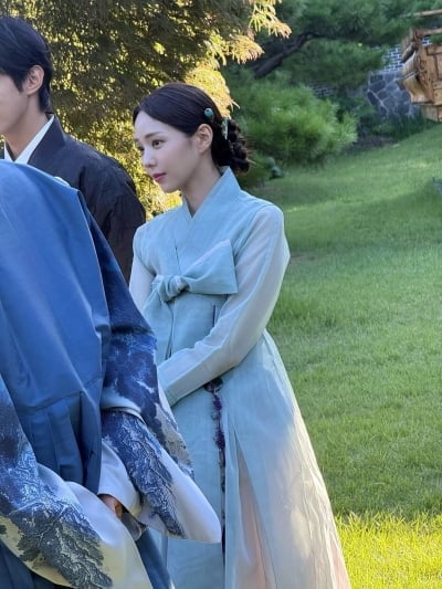'32세' 채수빈, 하늘빛 한복 입고 뽐낸 무결점 자태…'10년전'과 똑같네