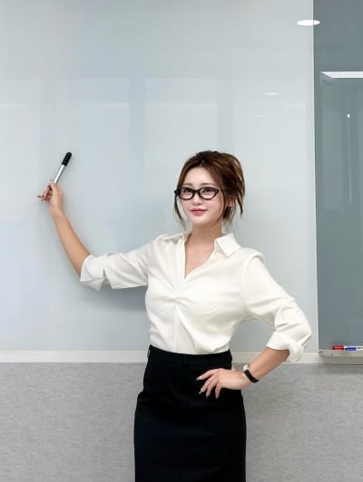 '31세' 홍지윤, '트롯바비'라더니 확 변신했네…뿔테 안경 쓰고 뽐낸 지적 미모