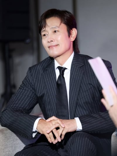 이병헌, 50대 안 믿기는 탱탱한 피부…슈트 하나로 완성한 품격