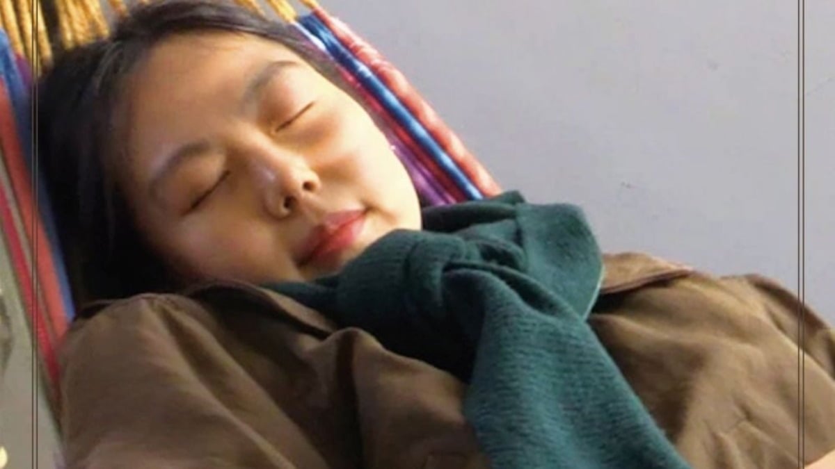 김민희가 해먹에 편안한 표정으로 눈을 감고 누워 있다. / 사진젠공=영화제작전원사