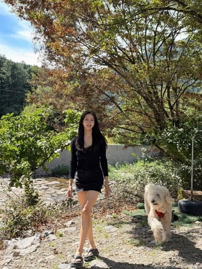 '애둘맘' 한그루, 47kg라더니 각선미 대박이네…초미니 입고 뽐낸 늘씬 비주얼
