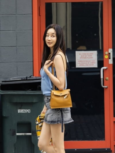 '48세 미혼' 김사랑, 뉴욕서 민소매+초미니 입고 뽐낸 각선미…'20대'라 해도 믿을 것