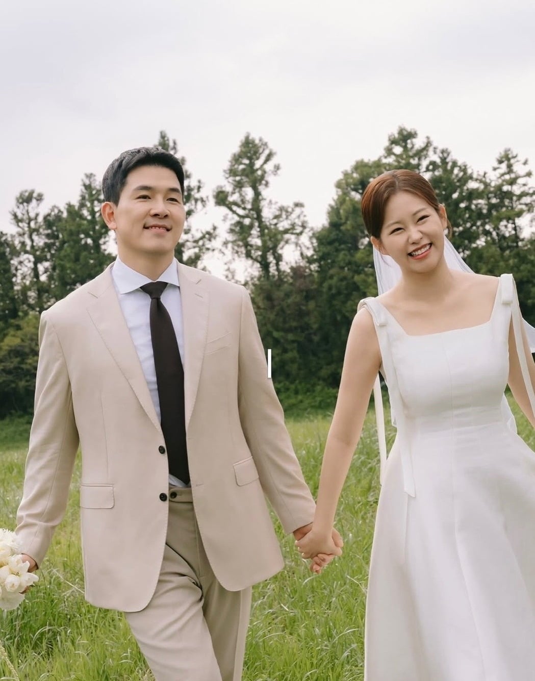 배우 이지연과 '나는 솔로' 21기 영철이 함께 찍은 웨딩 사진을 공개했다. / 사진=이지연 SNS