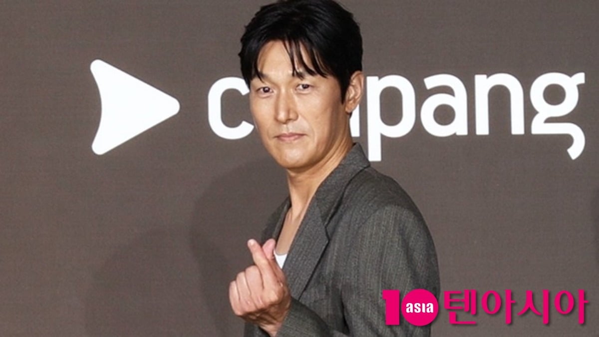 김재철이 포즈를 취하고 있다. / 사진=텐아시아DB