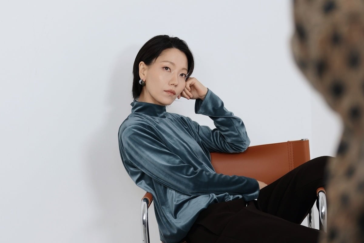 배우 김신록의 화보 촬영 현장 비하인드가 공개됐다. / 사진제공=저스트 엔터테인먼트