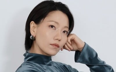 '45세' 김신록, 눈빛 무슨 일?…트위드→벨벳으로 고급美 물씬
