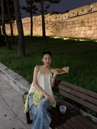 '31세' 김설현, 똥머리 하니 얼굴 더 작아보여…피자 조각으로 가려지겠어
