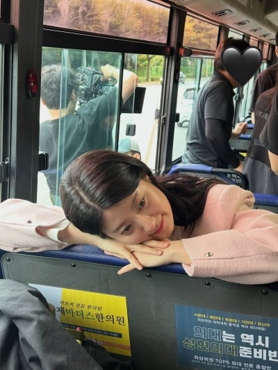 '31세' 남지현, 얼핏 보고 10대 학생인 줄 알았네…턱 괴고 뽐낸 동안 미모